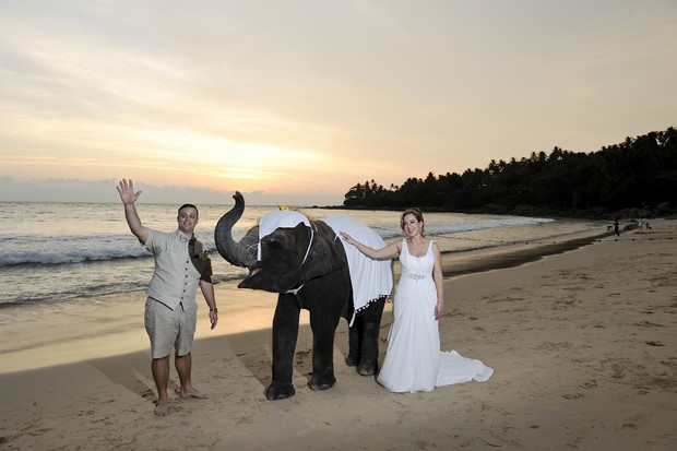 beach-themed-wedding-thailand-bride-and-groom-woth-elephant