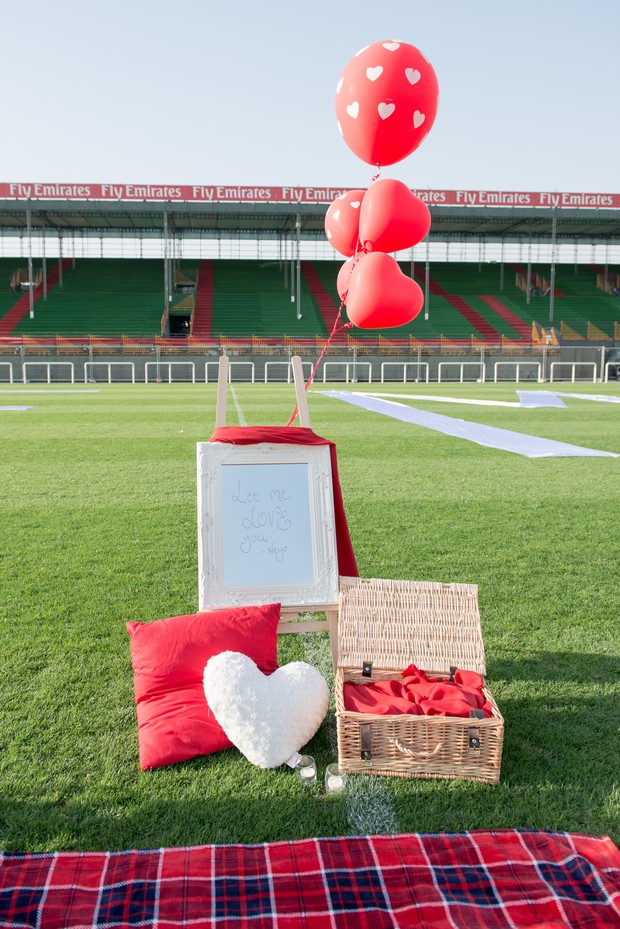 surprise-valentine-football-proposal-dubai