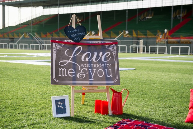 sweet-sign-valentine-football-proposal