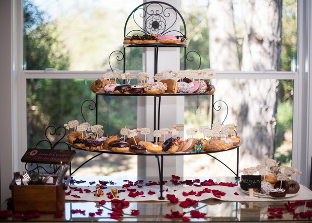 amazing-donut-display-wedding