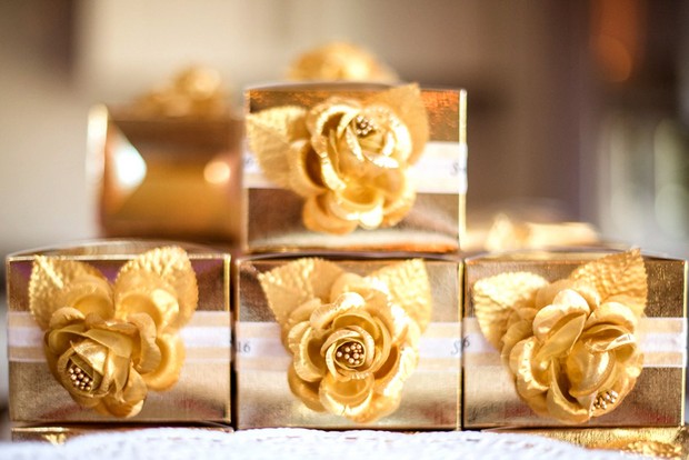 glamorous-wedding-favours-in-gold-boxes-with-rose-details