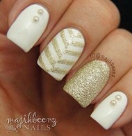 Patterned Gold Nails 