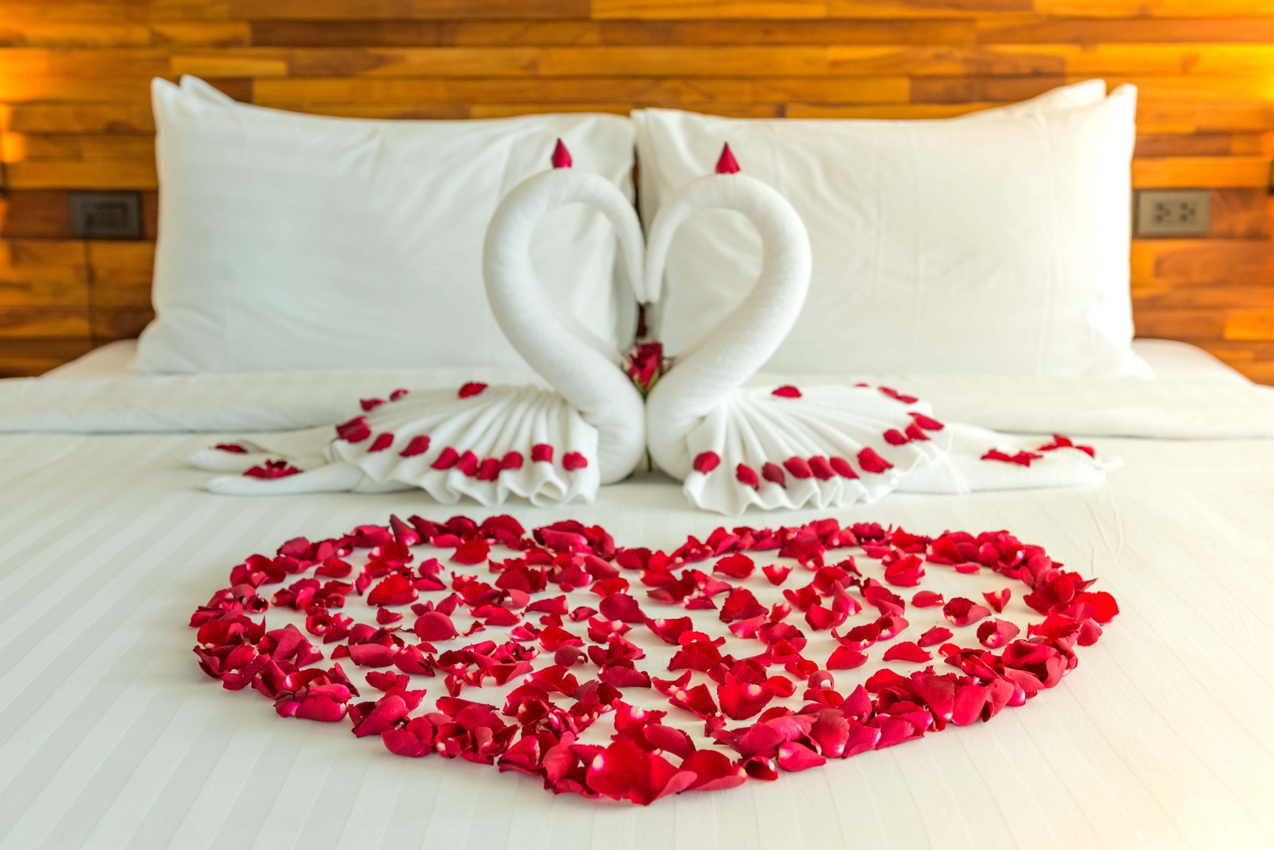 Романтичная постель. Романтичная комната. Кровать в гостинице в лепестках роз. Комната кровать сердце. Romantic Bedroom ideas.