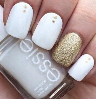 White & Gold Nails 